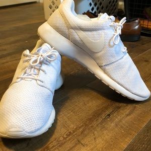 WHITE NIKE ROSHE ONE TENNIS SHOES
